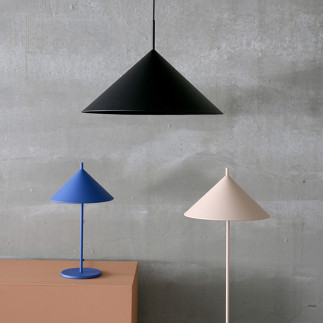 Lampe de table en métal triangle, Coloris Cobalt, Taille M, HK Living